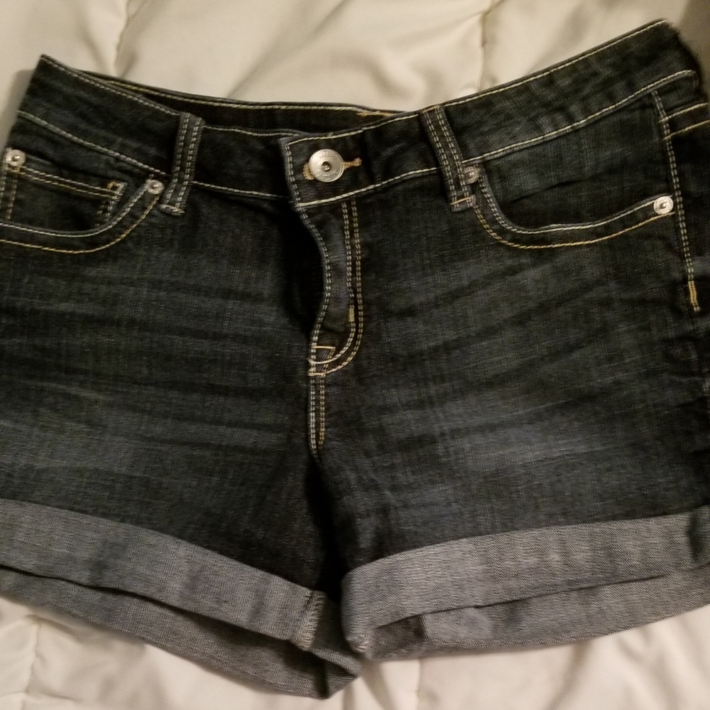 LIKE NEW, NEVER WORN a.n.a JEAN SHORTS